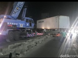 Truk Trailer yang 9 Jam Nyantol di Jembatan Trosobo Berhasil Dievakuasi