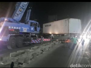 Truk Trailer yang 9 Jam Nyantol di Jembatan Trosobo Berhasil Dievakuasi Truk Trailer yang 9 Jam Nyantol di Jembatan Trosobo Berhasil Dievakuasi