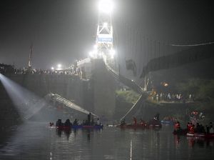 Usai Itaewon, 81 Orang Tewas Akibat Jembatan Gantung Ambruk di India Usai Itaewon, 81 Orang Tewas Akibat Jembatan Gantung Ambruk di India