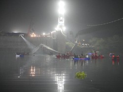 Detik-detik Jembatan di India Roboh Tewaskan 132 Orang