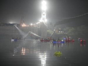 Detik-detik Jembatan di India Roboh Tewaskan 132 Orang Detik-detik Jembatan di India Roboh Tewaskan 132 Orang