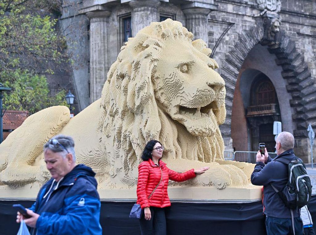 Wow! Patung Singa Ini Terbuat dari 850 Ribu Keping LEGO