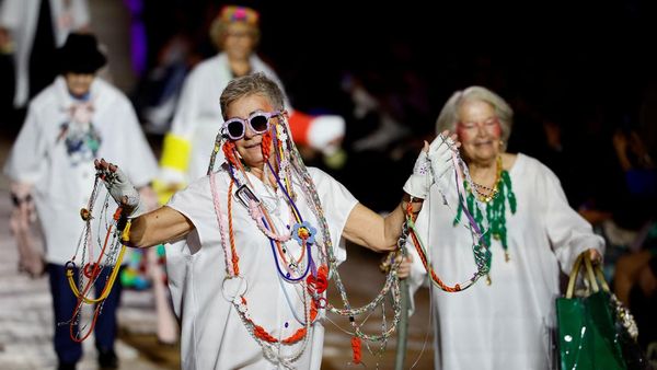 Aksi Para Nenek Nyentrik di Catwalk Paris