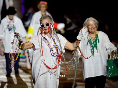 Aksi Para Nenek Nyentrik di Catwalk Paris