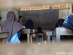 Alasan Siswa Cianjur Belajar di SD Berdinding Bilik