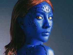 Adu Gaya Kim Kardashian & Anya Geraldine Cosplay Jadi Mystique saat Halloween Adu Gaya Kim Kardashian & Anya Geraldine Cosplay Jadi Mystique saat Halloween