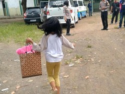 Pilu Bocah Ditinggalkan Ayah di Mobil, Endingnya Bikin Haru