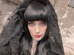 Penyanyi yang Menikah Dengan Hantu Kini Konsul Pernikahan ke Dukun