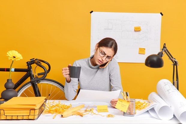 Cara menangani burnout dalam bekerja/Foto: Freepik/wayhomestudio