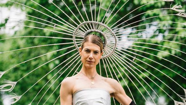 8 Foto Model Transgender Pakai Kemben, Dihina Menjijikan