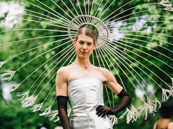 8 Foto Model Transgender Pakai Kemben, Dihina Menjijikan