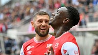 Pemain Stade de Reims, Folarin Balogun, mencetak gol di Liga Prancis dan merayakannya dengan selebrasi baru Ronaldo. (Foto: AFP via Getty Images/FRANCOIS LO PRESTI)
