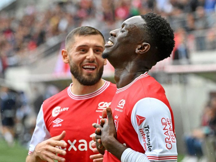 Reims' English forward Folarin Balogun (R) celebrates scoring his team's first goal during the French L1 football match between Stade de Reims and AJ Auxerre at Stade Auguste-Delaune in Reims, northern France on October 23, 2022. (Photo by FRANCOIS LO PRESTI / AFP) (Photo by FRANCOIS LO PRESTI/AFP via Getty Images)