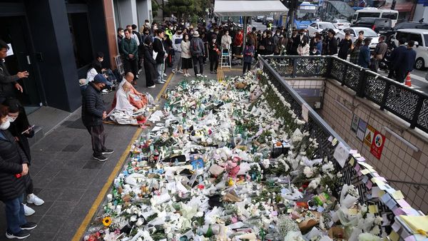 TKP Tragedi Halloween Itaewon Dipenuhi Karangan Bunga