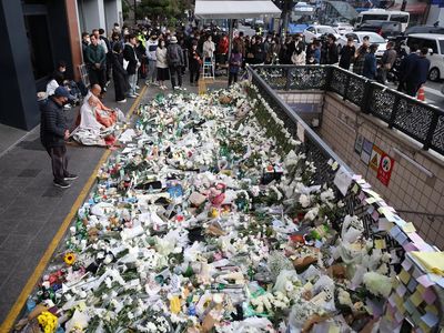 TKP Tragedi Halloween Itaewon Dipenuhi Karangan Bunga