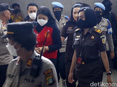 Dikawal dan Diborgol, Putri Candrawathi Tiba di PN Jaksel