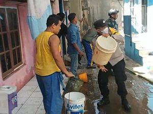 Saat Pak Bhabin Bantu Padamkan Kebakaran di Jakbar Pakai Ember