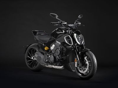 Potret Ducati Diavel V4: Tongkrongan Auto Ganteng, Bisa Parkir di Depan Mall