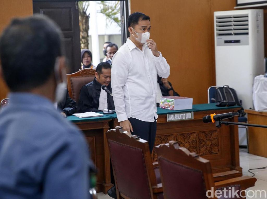 Hakim Perintahkan Jaksa Hadirkan Ketua RT Rumah Sambo Secara Online