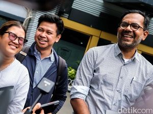 Ekspresi Haris Azhar-Fatia Hadiri Pemeriksaan Kasus Lord Luhut