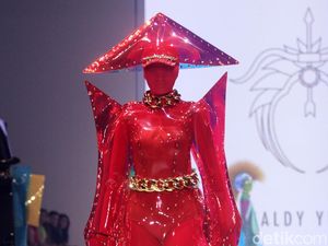 10 Aksesori High Fashion Karya Rinaldy Yunardi di Jakarta Fashion Week 2023 10 Aksesori High Fashion Karya Rinaldy Yunardi di Jakarta Fashion Week 2023