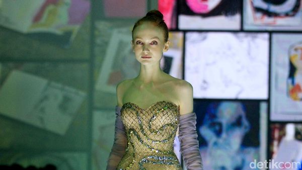 10 Koleksi Busana Yogie Pratama di Jakarta Fashion Week 2023, Multicolor