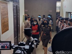 Sambo-Putri Tiba di PN Jaksel, Kompak Kenakan Pakaian Warna Senada