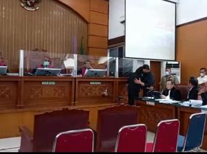 Ferdy Sambo dan Putri Chandrawathi Berpelukan di Ruang Sidang