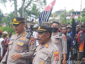 Polisi Larang Warga Bawa Bendera Bintang Kejora saat Pemakaman Filep Karma Polisi Larang Warga Bawa Bendera Bintang Kejora saat Pemakaman Filep Karma