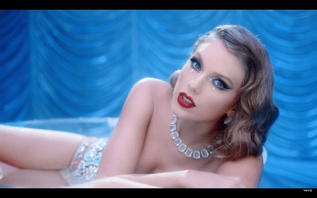 Taylor Swift memakai kalung Swarovski dalam video klip Bejeweled/