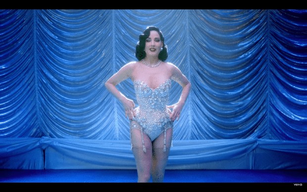Kostum Dita Von Teese dalam video klip/