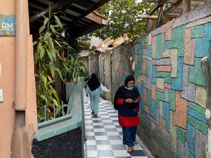 Melihat Gang Berlantai Keramik Bak Papan Catur di Bandung