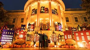 Penampakan Gedung Putih Glowing Rayakan Halloween