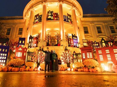 Penampakan Gedung Putih Glowing Rayakan Halloween