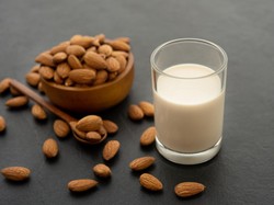 10 Manfaat Susu Almond, Kandungan, dan Waktu Terbaik Mengonsumsinya