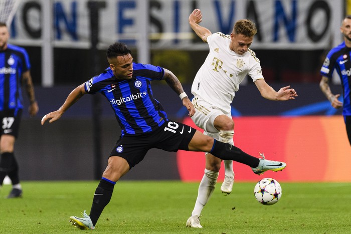 MILAN, ITALY - SEPTEMBER 07: Lautaro Martínez of Internazionale (L) plays against Joshua Kimmich of Bayern München (R) during the UEFA Champions League group C match between FC Internazionale and FC Bayern München at San Siro Stadium on September 7, 2022 in Milan, Italy. (Photo by Marcio Machado/Eurasia Sport Images/Getty Images)