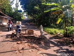Awas! Lubang Menganga di Jalan Menuju Wisata Geyser Cisolok Sukabumi