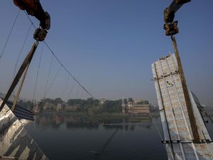 Jembatan Gantung yang Roboh dan Tewaskan 137 Orang di India Dievakuasi Jembatan Gantung yang Roboh dan Tewaskan 137 Orang di India Dievakuasi