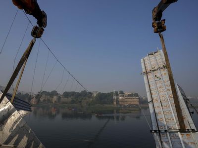 Jembatan Gantung yang Roboh dan Tewaskan 137 Orang di India Dievakuasi