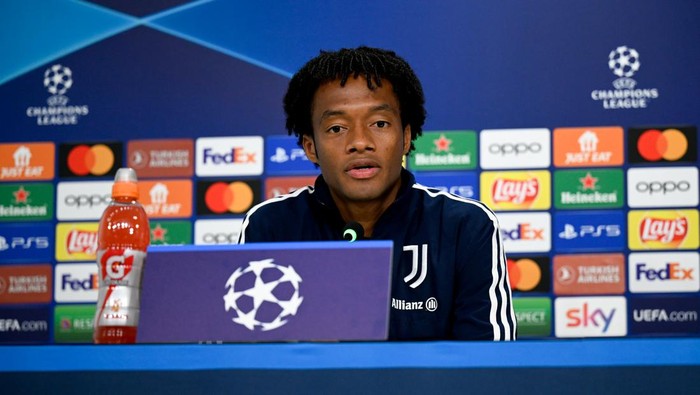 TURIN, ITALY - NOVEMBER 01: Juan Cuadrado of Juventus during a press conference ahead of their UEFA Champions League group H match against Paris Saint-Germain at Allianz Stadium on November 1, 2022 in Turin, Italy. (Photo by Daniele Badolato - Juventus FC/Juventus FC via Getty Images)
