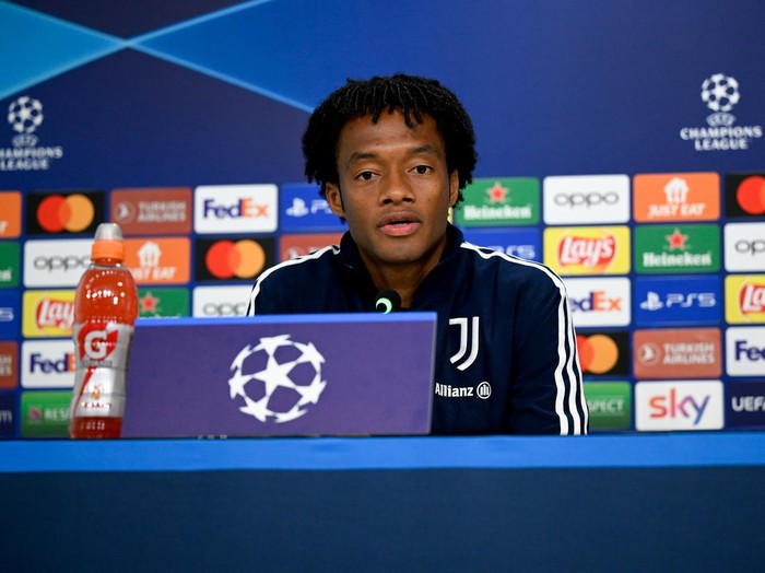 TURIN, ITALY - NOVEMBER 01: Juan Cuadrado of Juventus during a press conference ahead of their UEFA Champions League group H match against Paris Saint-Germain at Allianz Stadium on November 1, 2022 in Turin, Italy. (Photo by Daniele Badolato - Juventus FC/Juventus FC via Getty Images)