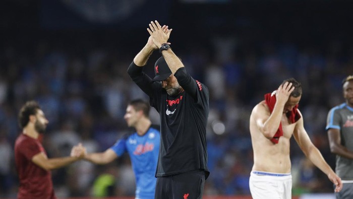 NAPLES, ITALY - SEPTEMBER 07: Head coach Jurgen Klopp of Liverpool FC greets the fans during the UEFA Champions League group A match between SSC Napoli and Liverpool FC at Stadio Diego Armando Maradona on September 7, 2022 in Naples, Italy. (Photo by Matteo Ciambelli/DeFodi Images via Getty Images)