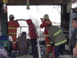 Toko Sembako di Malang Terbakar Ludeskan Mobil-Motor, Kerugian Rp 250 Juta