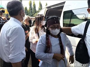 Tangis Ibu Yosua Pecah di Sidang, Sebut Sambo Rampas Nyawa Anaknya Tangis Ibu Yosua Pecah di Sidang, Sebut Sambo Rampas Nyawa Anaknya