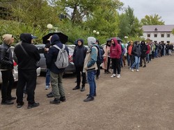 Kisah Para Istri yang Ditinggalkan Suami Melarikan Diri dari Rusia