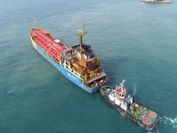 Begini Upaya Pemadaman Kapal Pengangkut Pupuk yang Terbakar di Cilegon