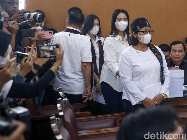 Kompak Berbaju Putih, Keluarga Yosua Bersaksi di Sidang Ferdy Sambo