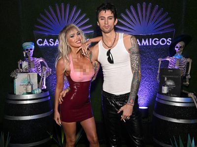 Foto: Megan Fox Jadi Pamela Anderson di Pesta Halloween, Picu Pro-Kontra