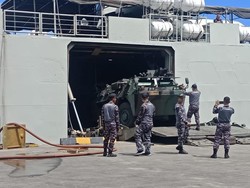 KRI Tanjung Kambani Angkut Mobil Listrik-Ranpur Sandar di Benoa Bali