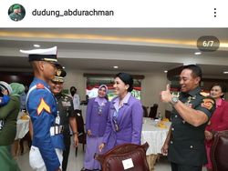 Panglima TNI Acungkan Jempol ke Putra KSAD di Wisuda Prabhatar Akmil Panglima TNI Acungkan Jempol ke Putra KSAD di Wisuda Prabhatar Akmil